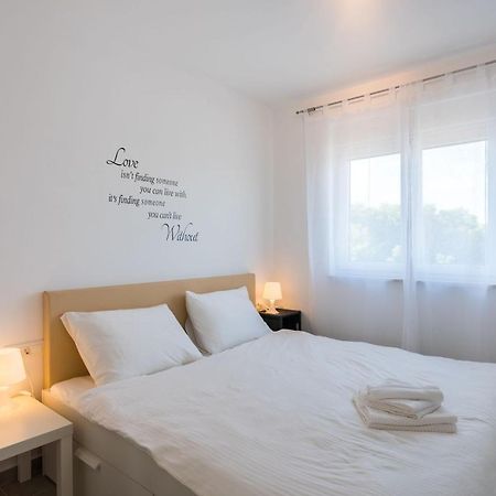 Apartments Residence Romance Pinezići Екстериор снимка