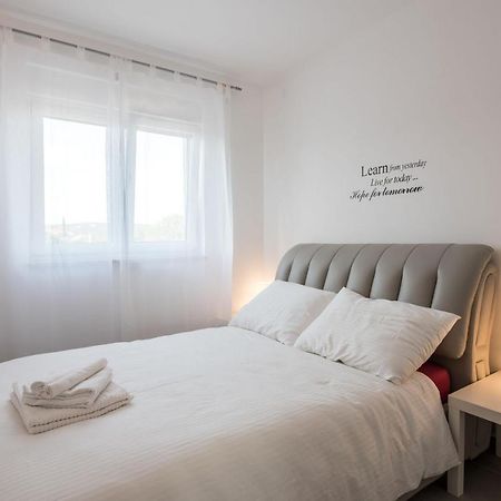 Apartments Residence Romance Pinezići Екстериор снимка