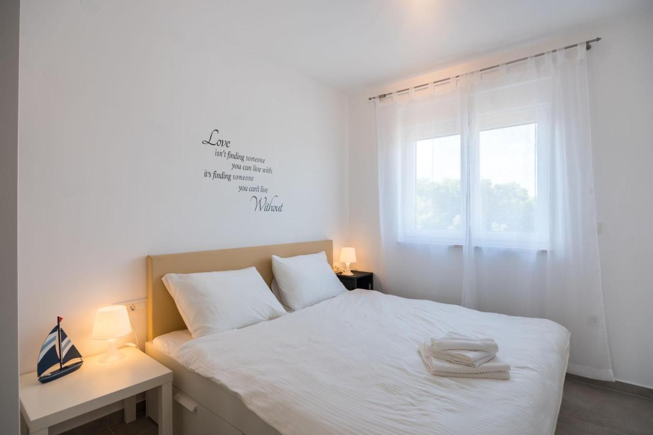 Apartments Residence Romance Pinezići Екстериор снимка